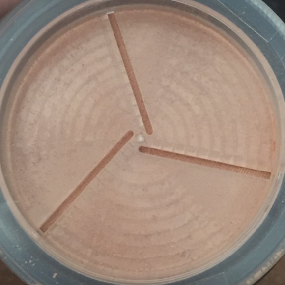 Signature Club A - Face Powder - Picture 3 of 4